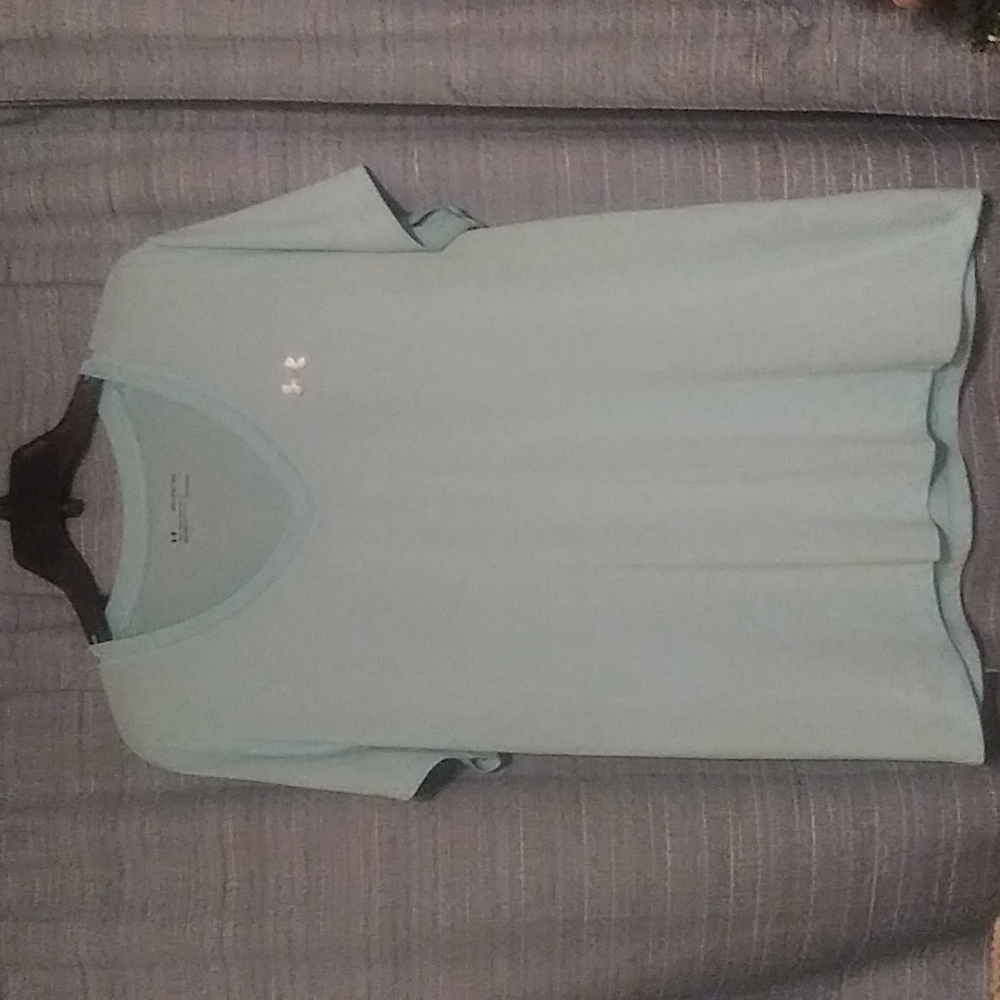 EUC Ladies Under Armour Shirt.  2XL.   C1